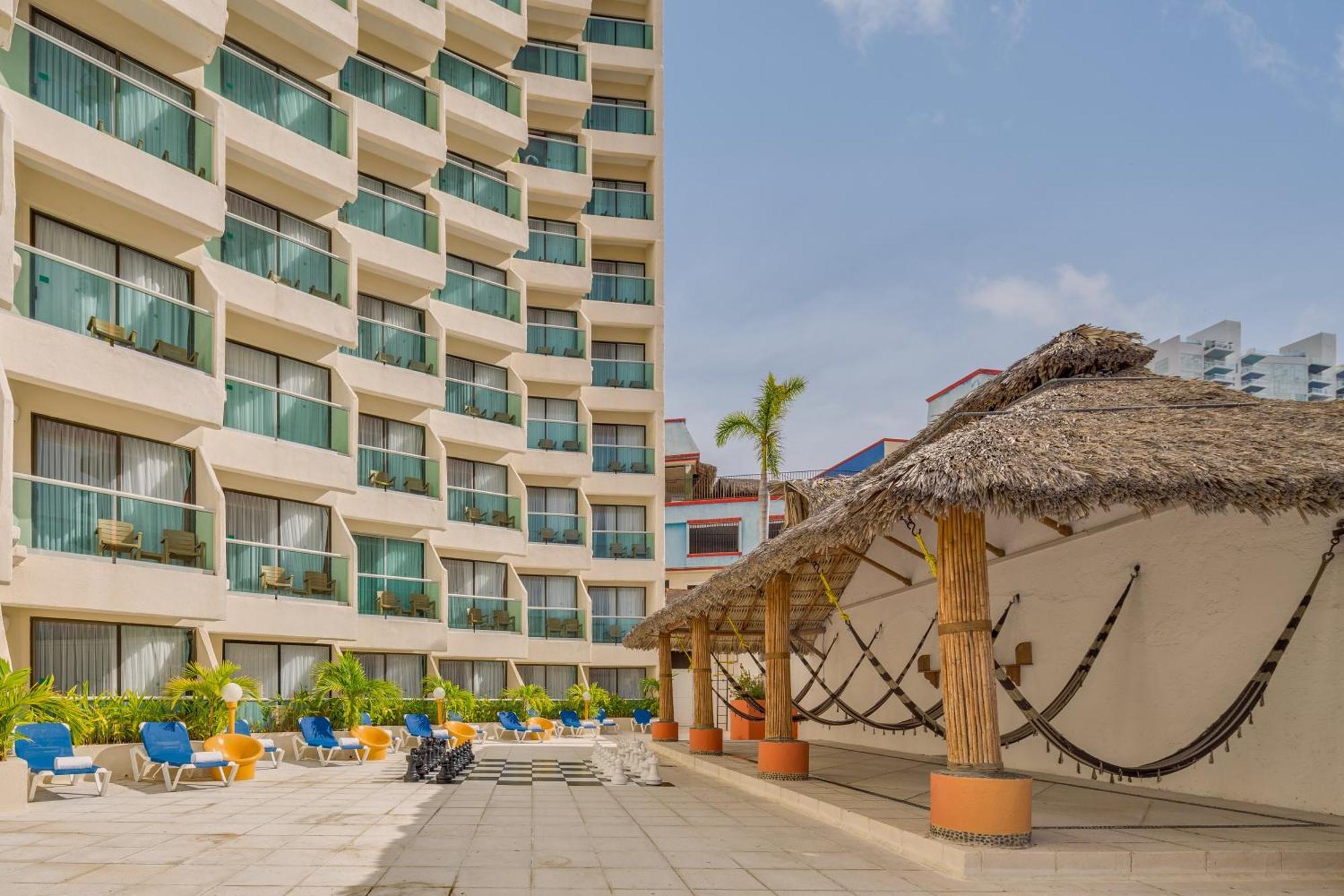 4 Top-Rated Beach Hotels In Costera Acapulco