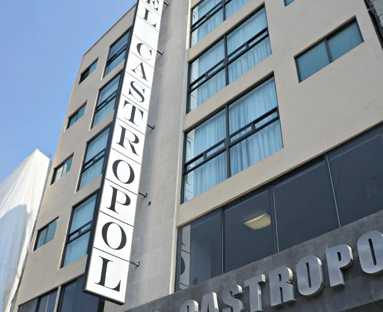 Staying Near Palacio de Correos: 9 Airport Hotels Compared