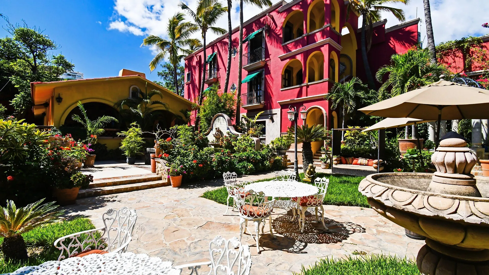 Where to Stay Near Puerto Paraiso Mall: 4 Central Hotels Compared