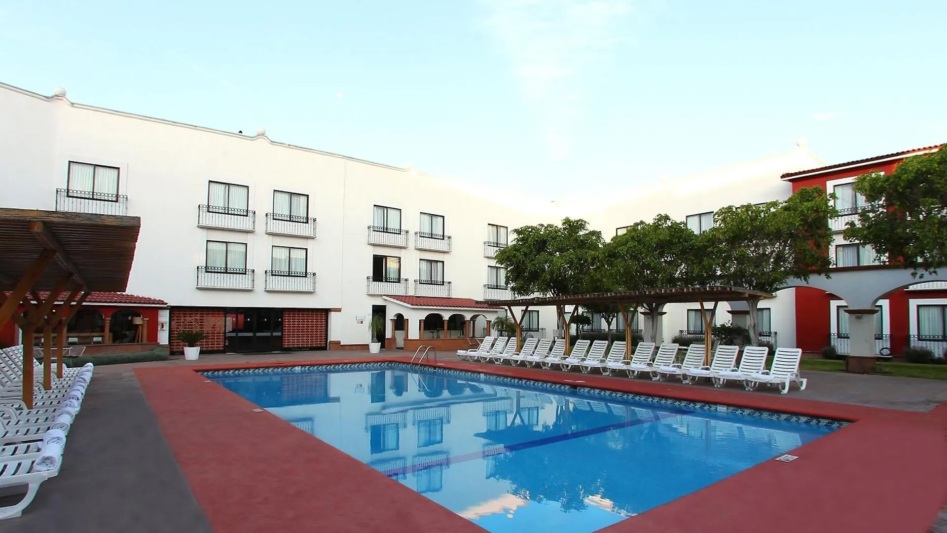 Staying Near Corregidora Stadium: 2 Golf Hotels Compared