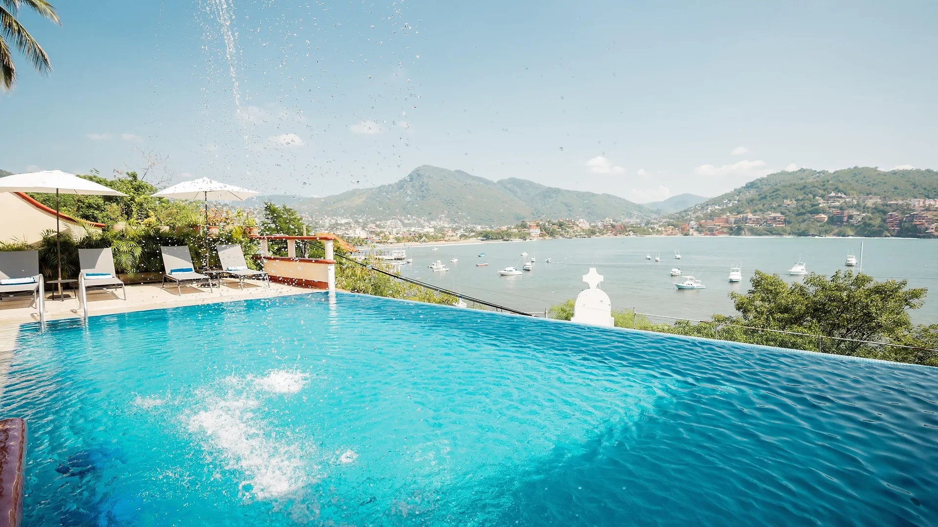 4 Top-Rated Central Hotels In Zihuatanejo To Book Now