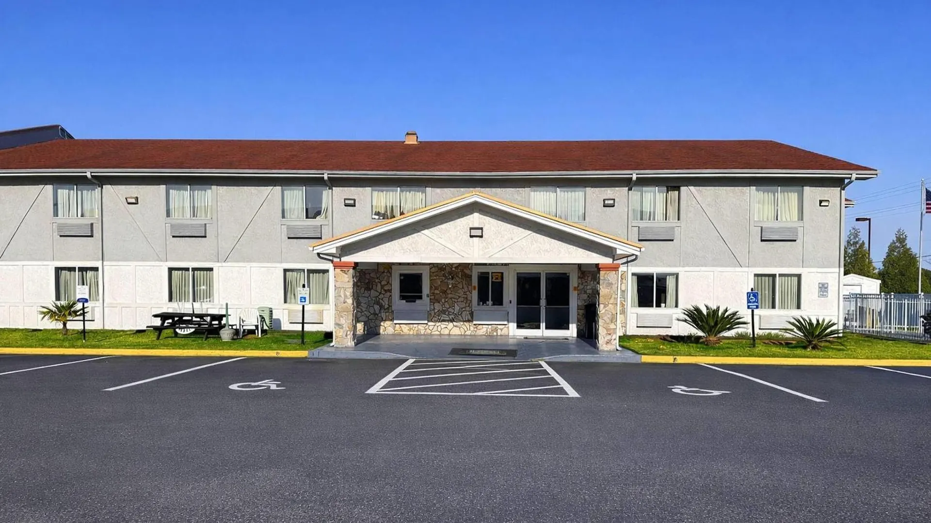 4 Affordable Hotels Close to Aladdin's Castle Jacksonville