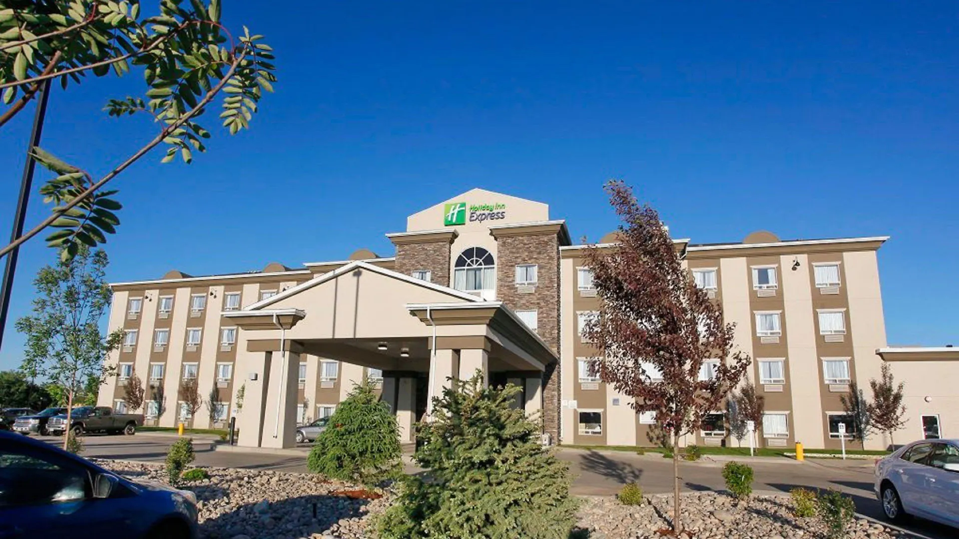 4 Smart Luxury Hotels Near Fort St John N Peace Museum
