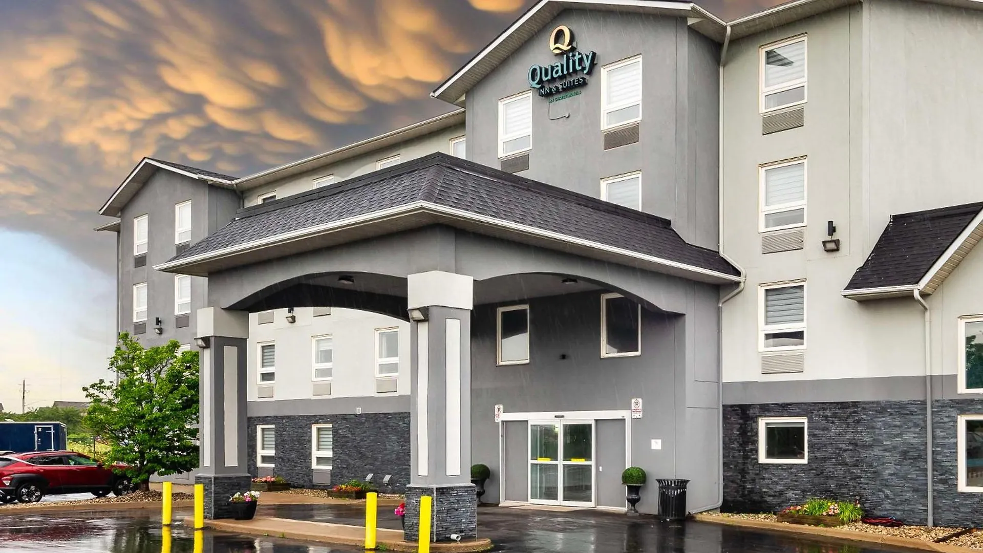 Where to Stay for Less: 4 Budget Hotels in Niagara Wine Country