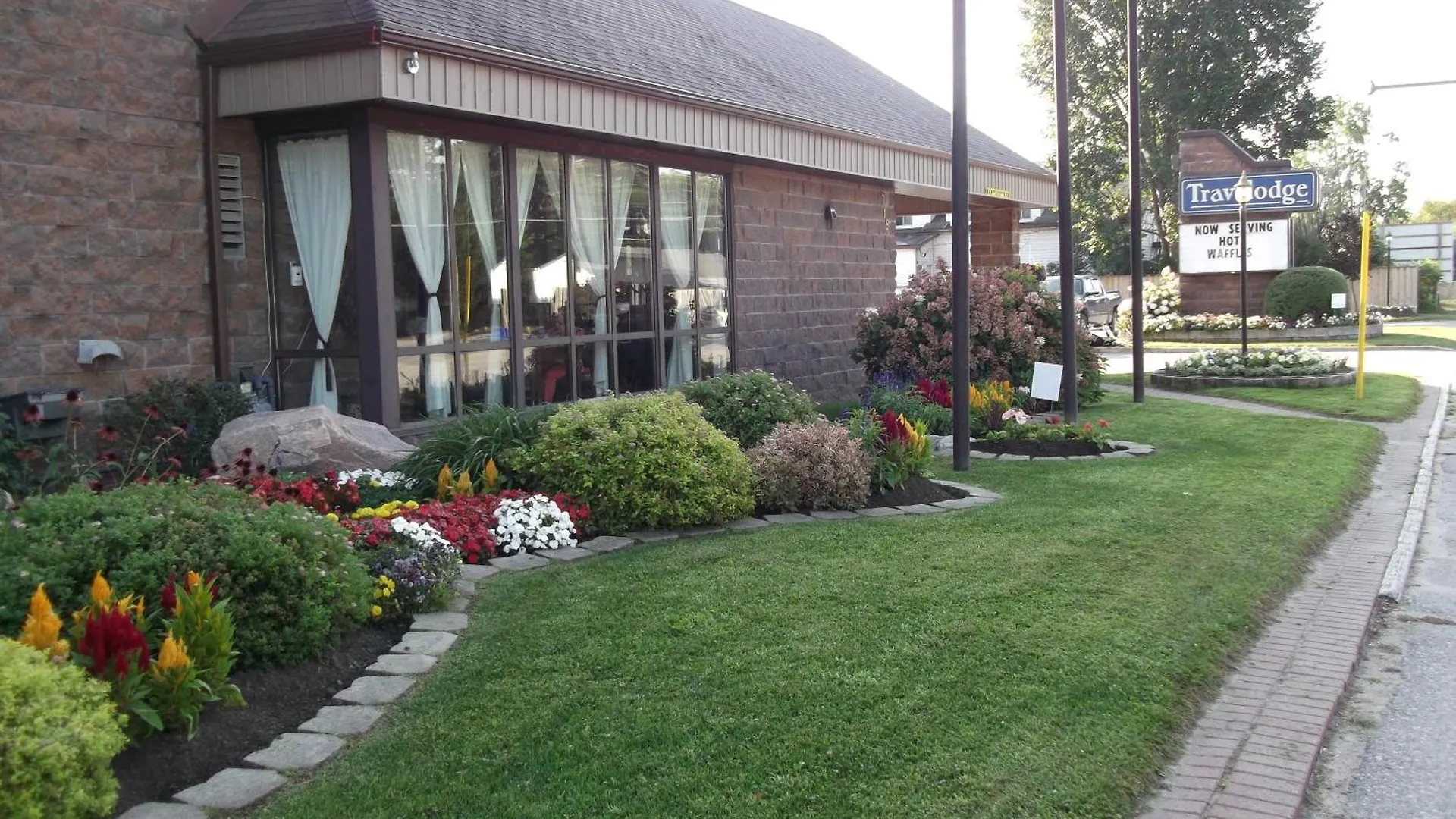 9 Budget Hotels in Muskoka & Algonquin Park Worth Booking
