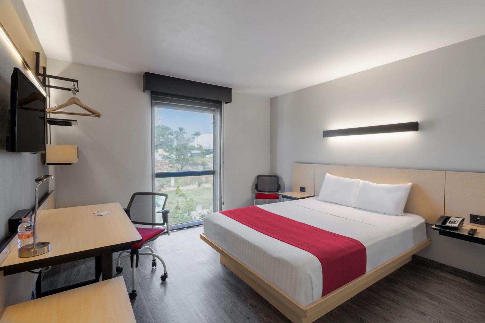 13 Business Hotels Near Tlaquepaque Ceramic Museum That Deliver