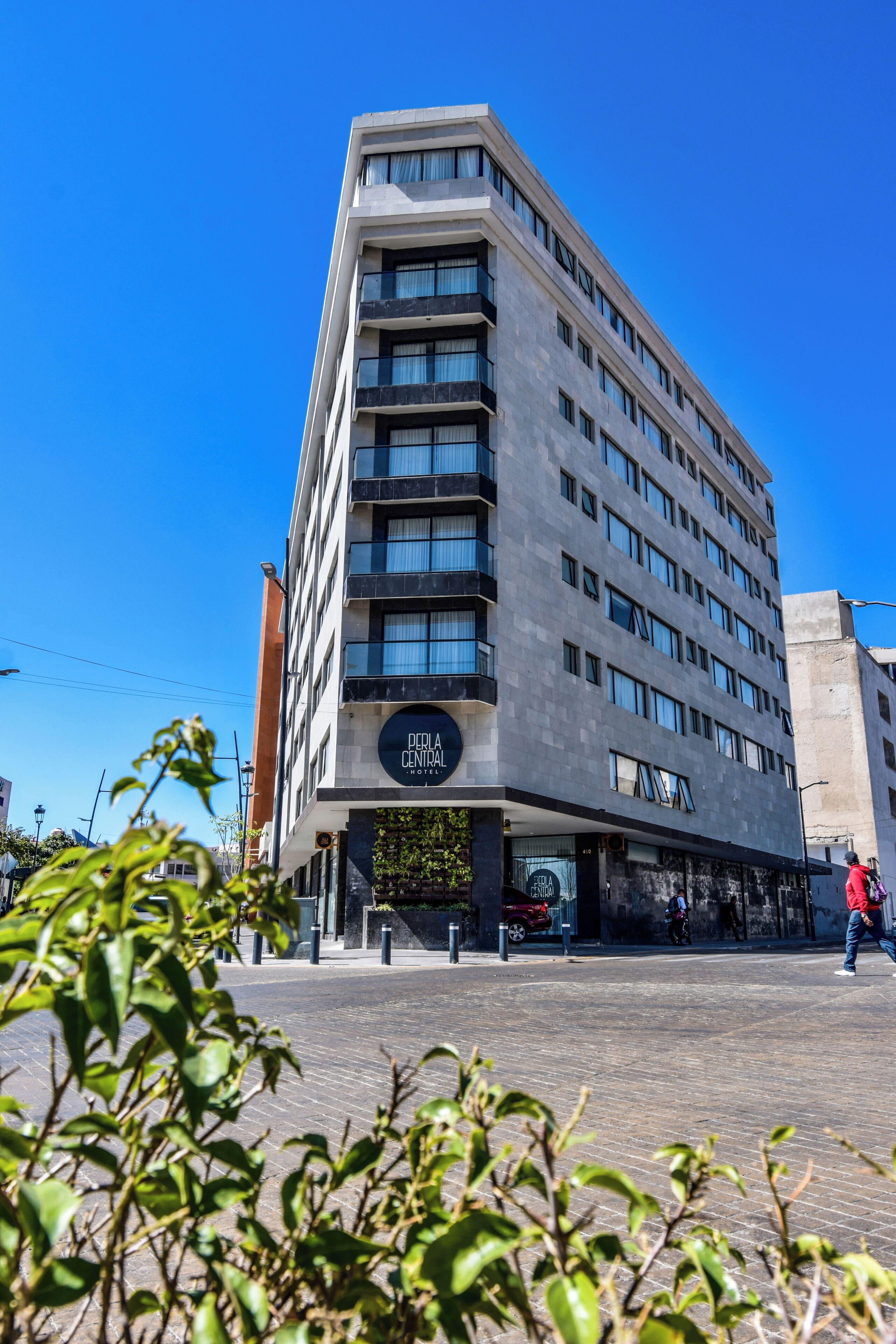 12 Business Hotels Near La Minerva for Smarter Work Stays