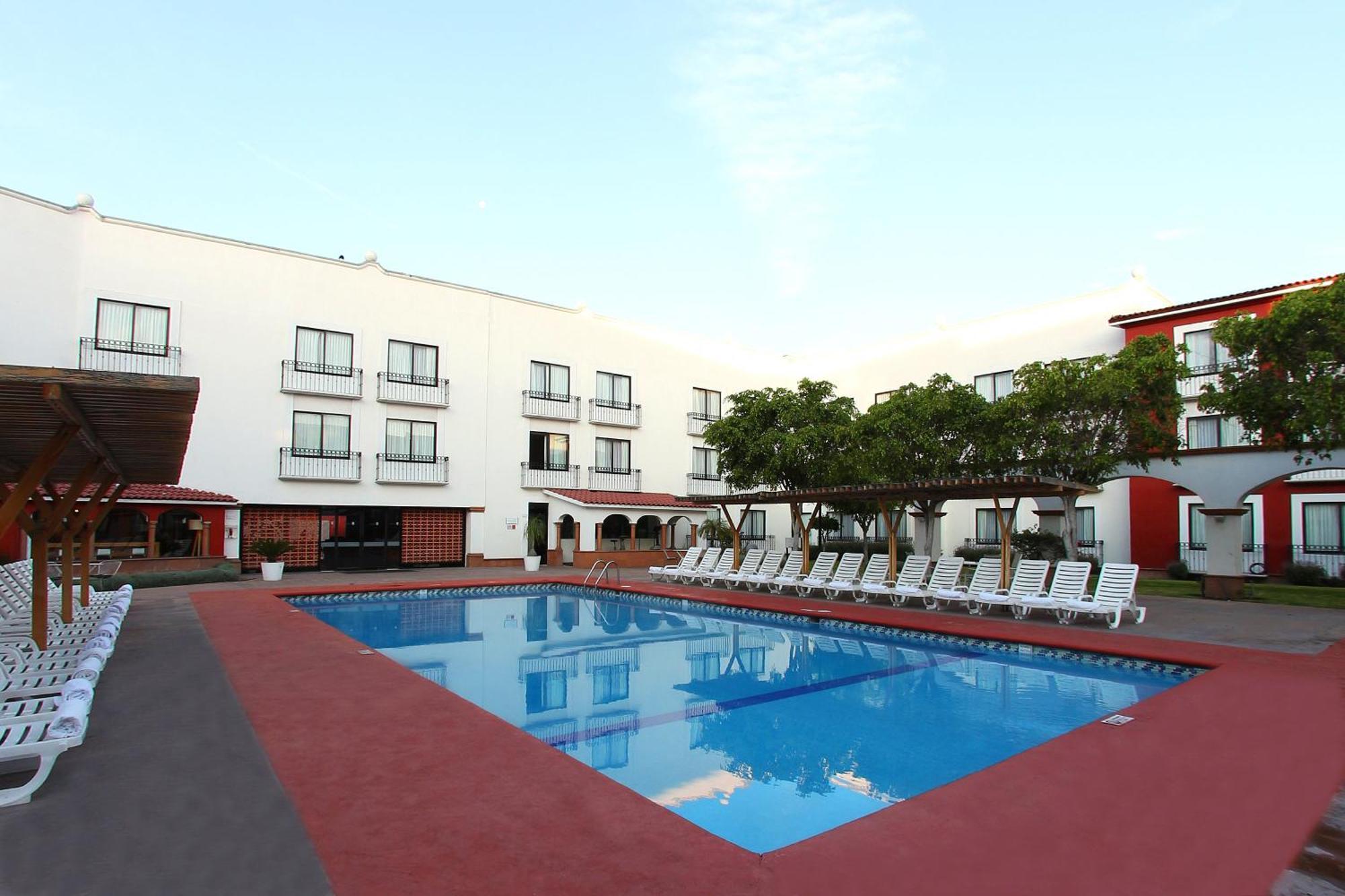 Staying Near Corregidora Stadium: 2 Golf Hotels Compared