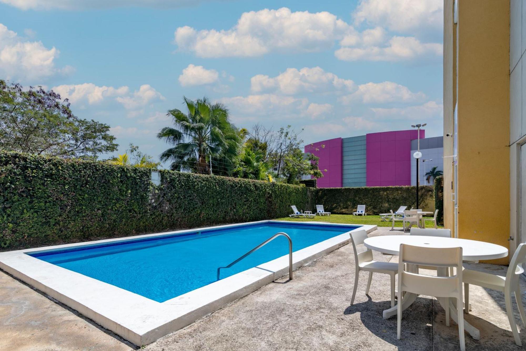 Staying Near the Airport: 9 Hotels in Yucatan Peninsula Compared