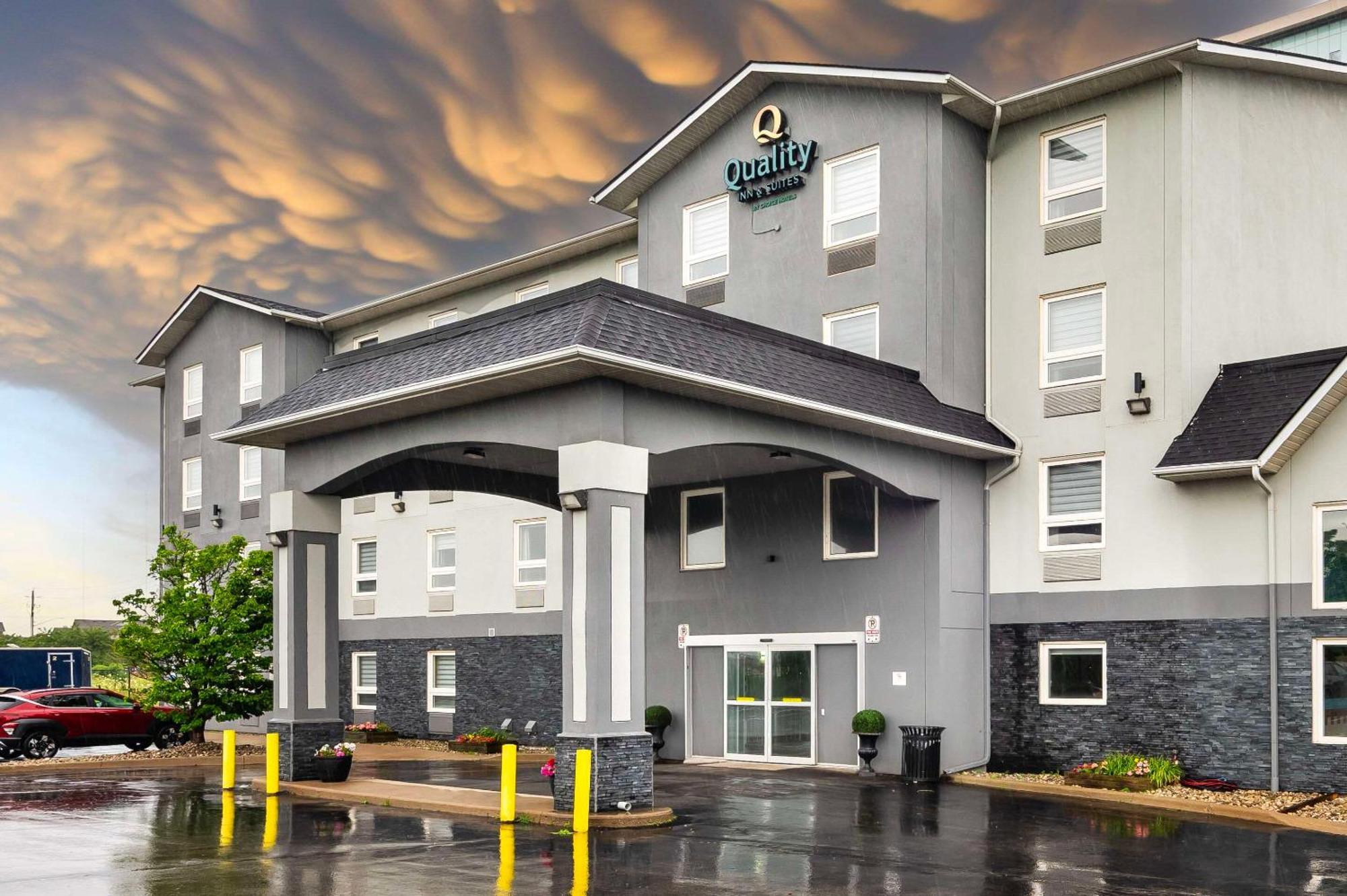 Where to Stay for Less: 4 Budget Hotels in Niagara Wine Country